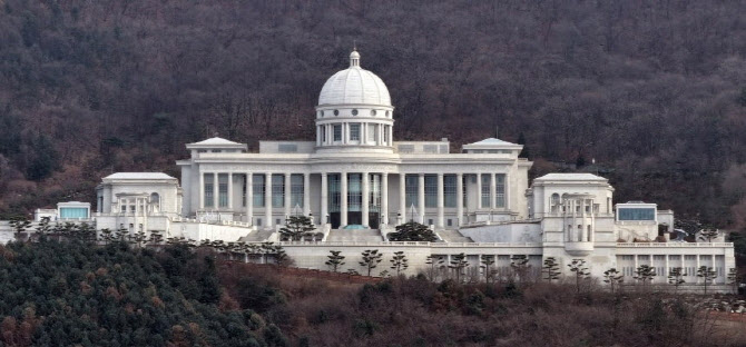 경찰 “통일교·전재수 의원실 등 10곳 압색”…첫 강제수사 착수(상보)