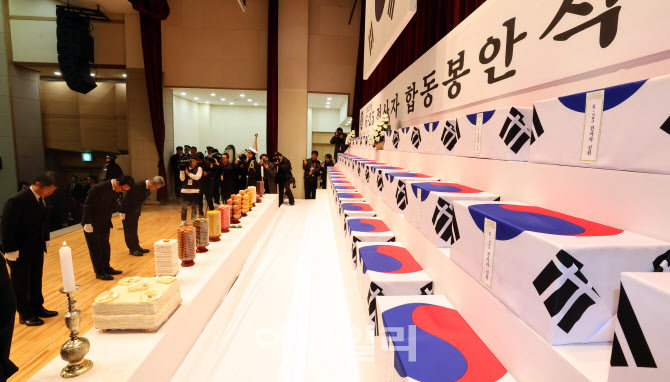 [포토]'2025년 6·25 전사자 합동 봉안식'에서 헌화하는 김민석 총리