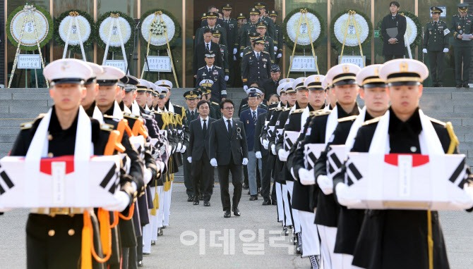[포토]국군의장대와 함께 영현 봉송하는 김민석-안규백-권오을