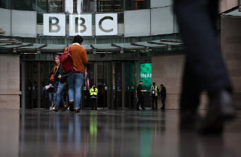 트럼프, 英공영방송 BBC 상대 15조원 손배소 제기
