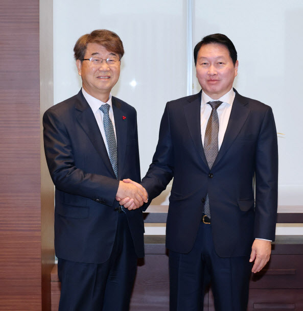 최태원 "노사는 한식구"…경사노위 위원장 "함께 파이 키워야"