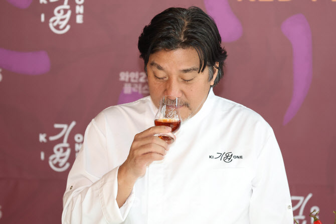 [포토]기원 '레드 페퍼 캐스크' 음미하는 애드워드 리