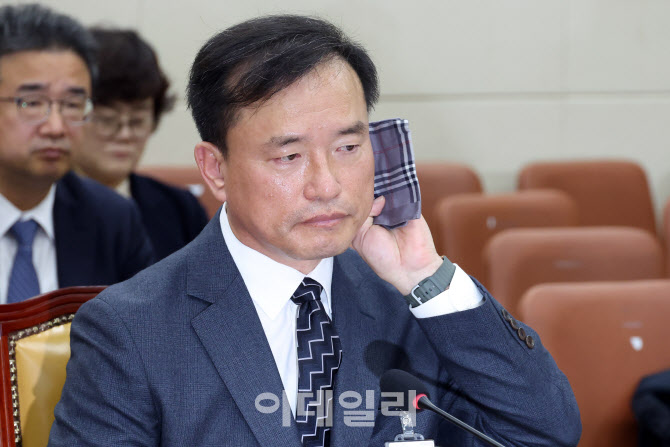 [포토]땀닦는 김종철 초대 방미통위 위원장 후보자