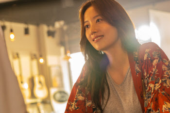 '하트맨' 문채원 긴 생머리 첫사랑 아이콘...웃음도 마음도 훔친다
