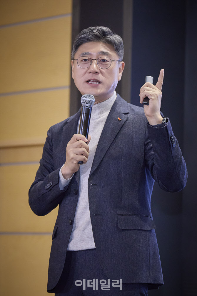 위기 이후 첫 타운홀…정재헌 SKT 대표 "기본은 통신, 승부는 AI’”