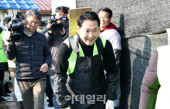 [포토]연탄 옮기는 장동혁 대표