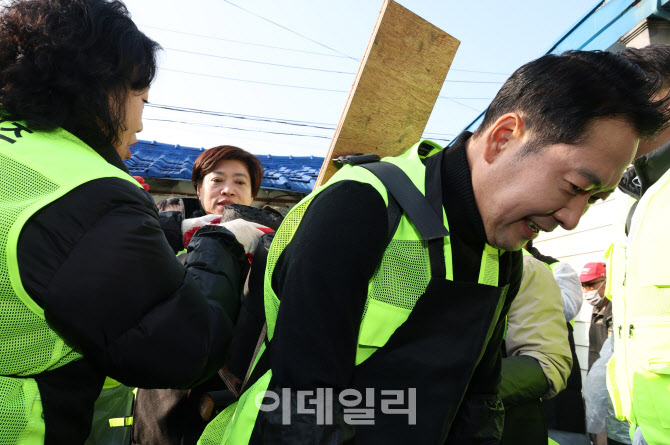[포토]화전마을에서 연탄 옮기는 장동혁 대표
