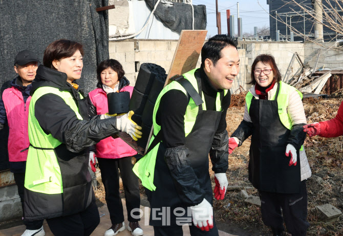[포토]장동혁 대표, 화전마을에서 연탄 봉사
