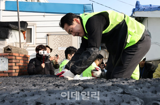 [포토]연탄 봉사하는 장동혁 국민의힘 대표