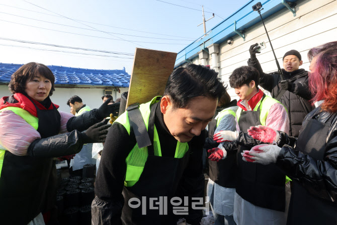 [포토]장동혁 대표 연탄봉사