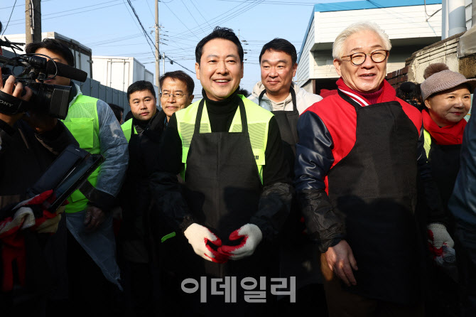 [포토]연탄 전달하는 장동혁 대표