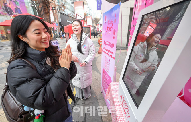 [포토]코리아그랜드세일 개막, 이벤트 게임 즐기는 외국인 관광객들