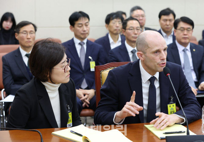김범석 불출석에 국회 강경 대응…정무위 이어 과방위도 고발 조치