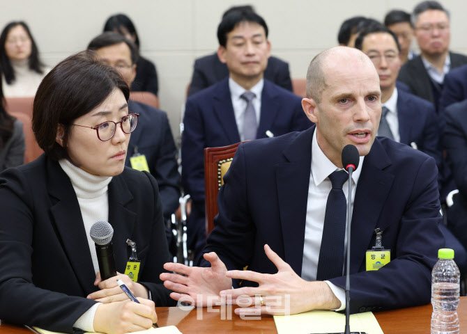 쿠팡 김범석 ‘강제 소환’ 되나…무대응에 뿔난 국회