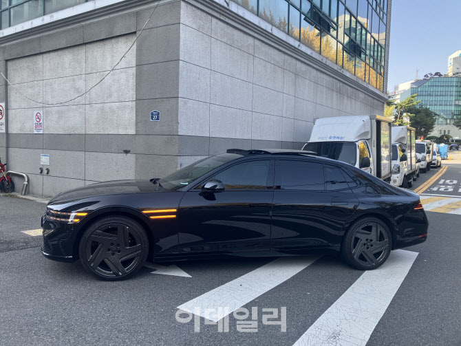 APEC 정상들이 탄 품격…국산 세단의 끝 `G90 블랙`[타봤어요]