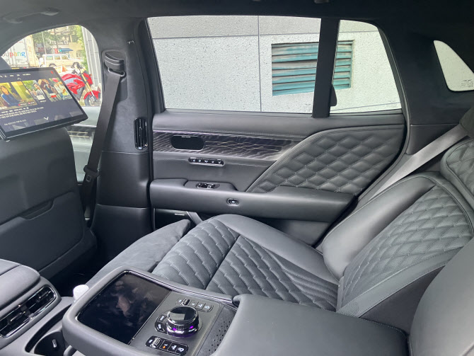 APEC 정상들이 탄 품격…국산 세단의 끝 `G90 블랙`[타봤어요]