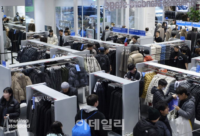 무신사 스탠다드, 올해 거래액 4700억 전망…내년 ‘1조’ 정조준