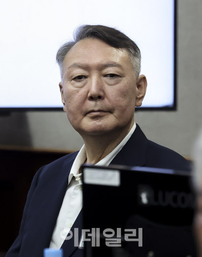 尹 "자녀 없는 제게 청년들이 자식"…생일날 옥중서 메시지