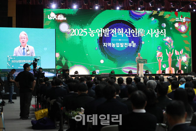 [포토] '농업발전혁신인像' 인사말하는 강호동 농협 회장