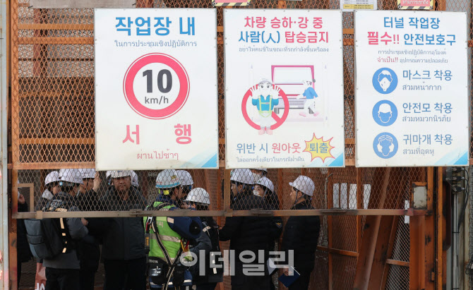 [포토]여의도 신안산선 공사현장 사고...매몰자 7명 전원 구조
