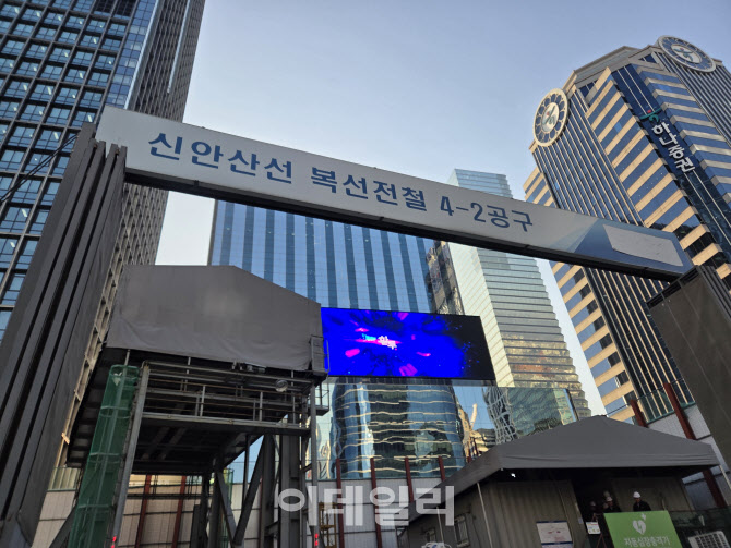 여의도역 신안산선 공사장서 40m 철근 `와르르`…부상 2명(종합)