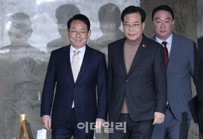 [포토]원내대책회의 참석하는 송언석-김도읍