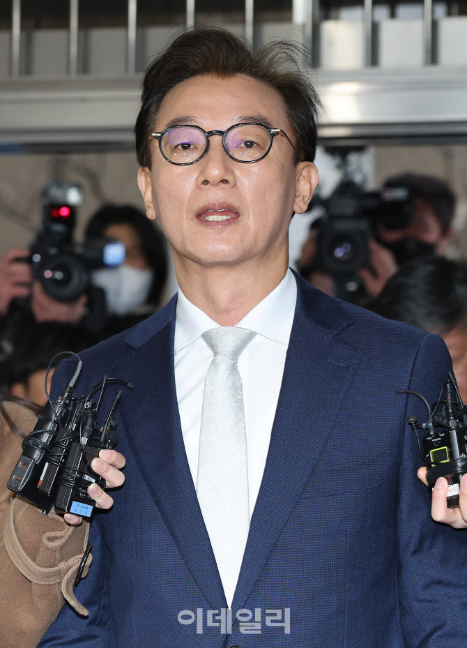 [포토] 취재진에 발언하는 전재수 전 해수부 장관