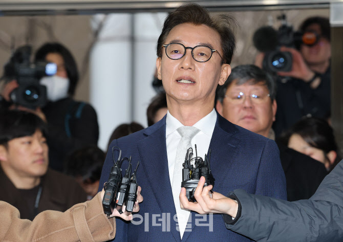 [포토] 취재진에 발언하는 전재수 전 해양수산부 장관