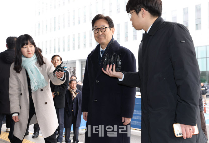 [포토]패스트트랙 충돌, '1심 선고 공판 출석하는 박범계'