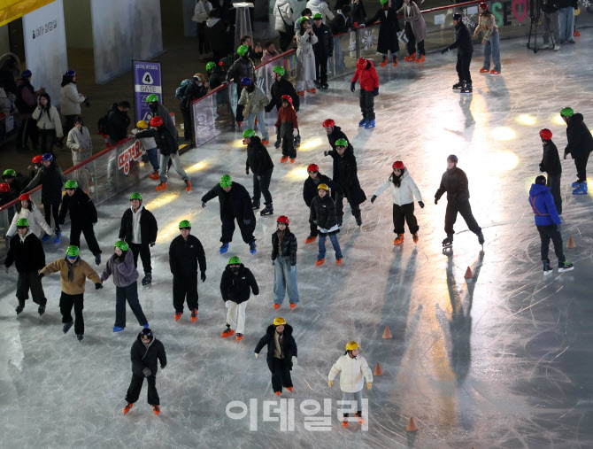 [포토] 서울의 명소 '서울광장 스케이트장' 개장