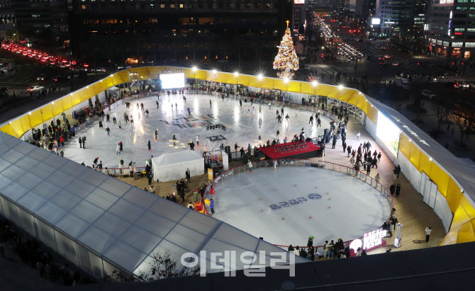 [포토] 서울 겨울 명소 '서울광장 스케이트장' 개장