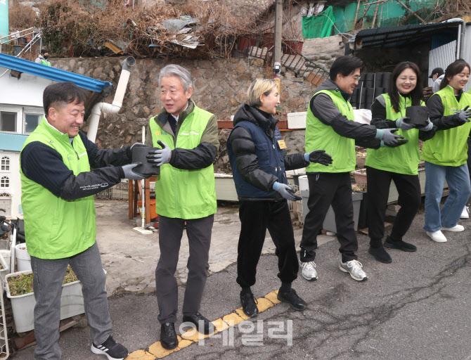 [포토] 연탄 배달봉사하는 강호동 농협회장