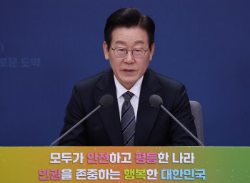李 대통령 "생리대 너무 비싸…성평등부, 반려동물 업무 받아줄 수 있냐"(종합)