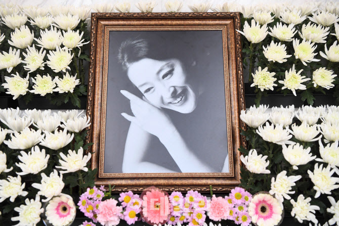 정부, 故 윤석화에 문화훈장 추서 추진한다