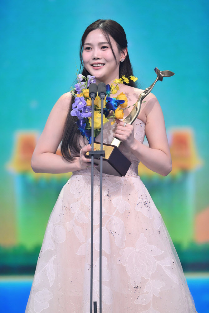 '올해의 DJ상' 오마이걸 효정 "친구 같은 청취자분들께 감사"[KBS 연예대상]