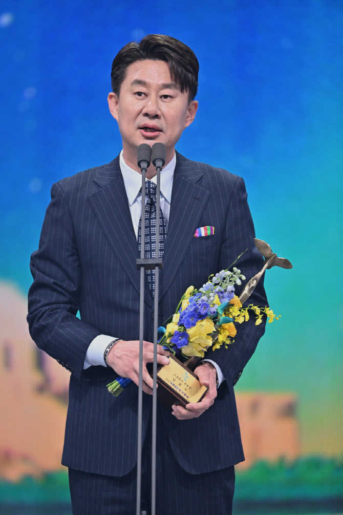 '프로듀서 특별상' 남희석 "故 송해·전유성 선배께 감사"[KBS 연예대상]