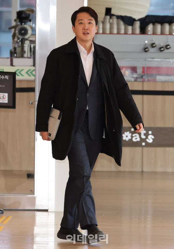 [포토]이준석 개혁신당 대표, '尹 공천 개입' 관련 김건희특검서 피의자 조사