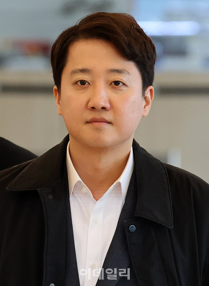 [포토]이준석 개혁신당 대표, '尹 공천 개입' 관련 김건희특검 피의자 조사 출석