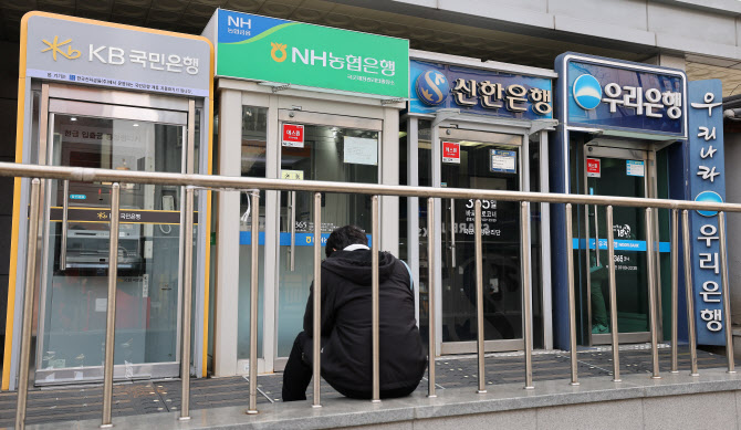 은행 창구 줄어든 빈자리, 우체국·저축은행이 메운다