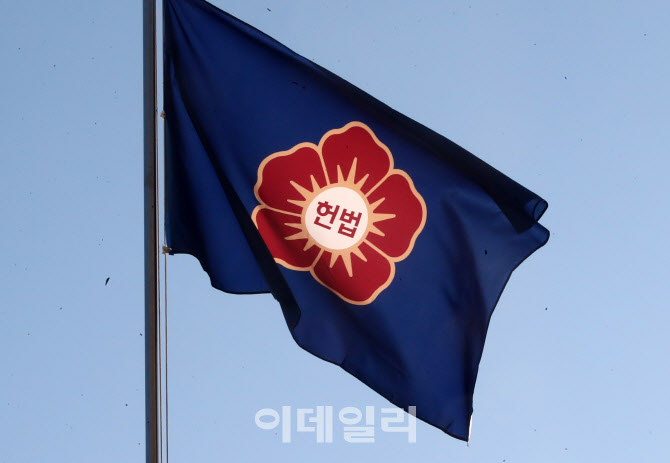 헌재 “세무사 자격보유 변호사의 ‘장부작성·성실신고’ 제한 합헌”