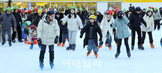 [포토]서울광장 스케이트장 개장 첫 주말