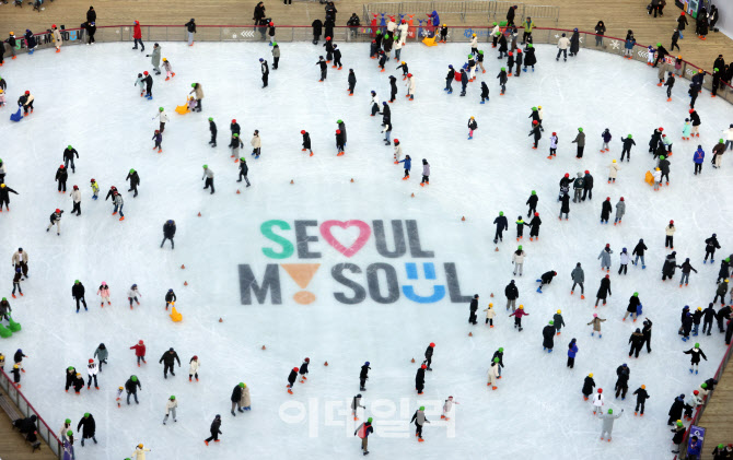 [포토]개장 첫 주말 맞은 서울광장 스케이트장