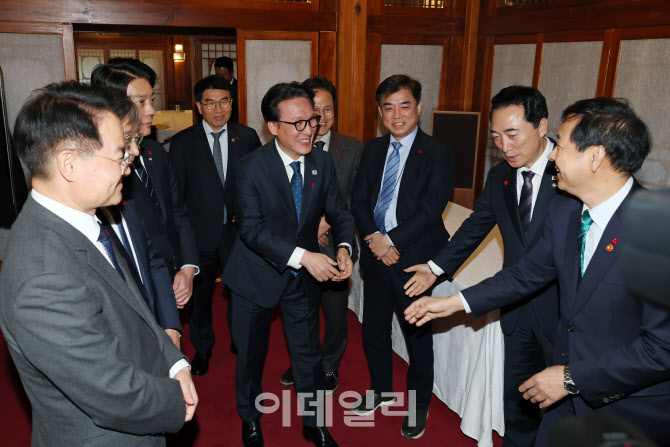 [포토]참석자들과 인사 나누는 김민석 총리