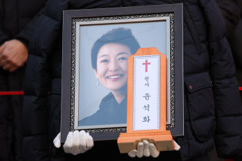'영원한 아그네스' 故 윤석화, 하늘의 별 됐다