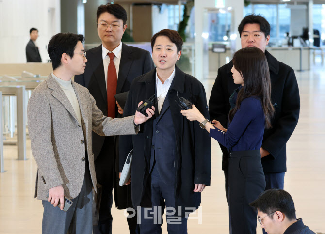 이준석, 9시간40분 조사 “성실히 증언…피의자 신분 이해 안 돼”