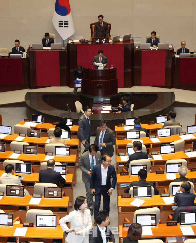 [포토]장동혁 무제한 토론 시작, '퇴장하는 민주당 의원들'