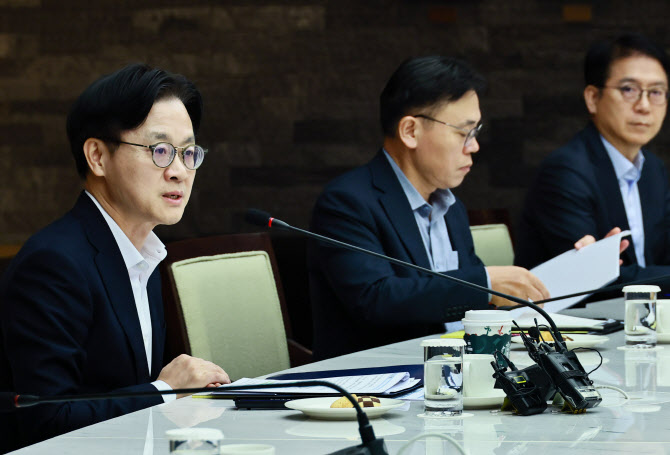 석화 사업재편 첫 단추…김정관 “감축 목표 달성 예상”