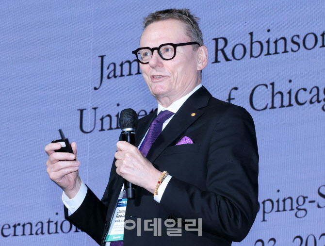 [포토]제임스 로빈슨 교수, 2025 서울 국제 디딤돌소득 포럼 기조연설
