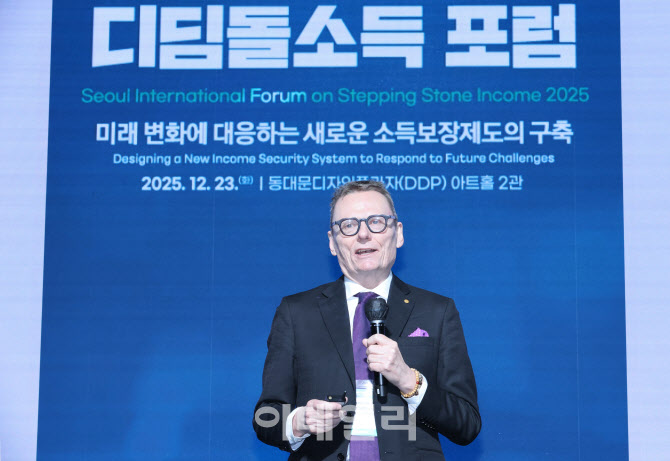 [포토]2025 서울 국제 디딤돌소득 포럼 찾은 제임스 로빈슨 시카고 대학교 교수