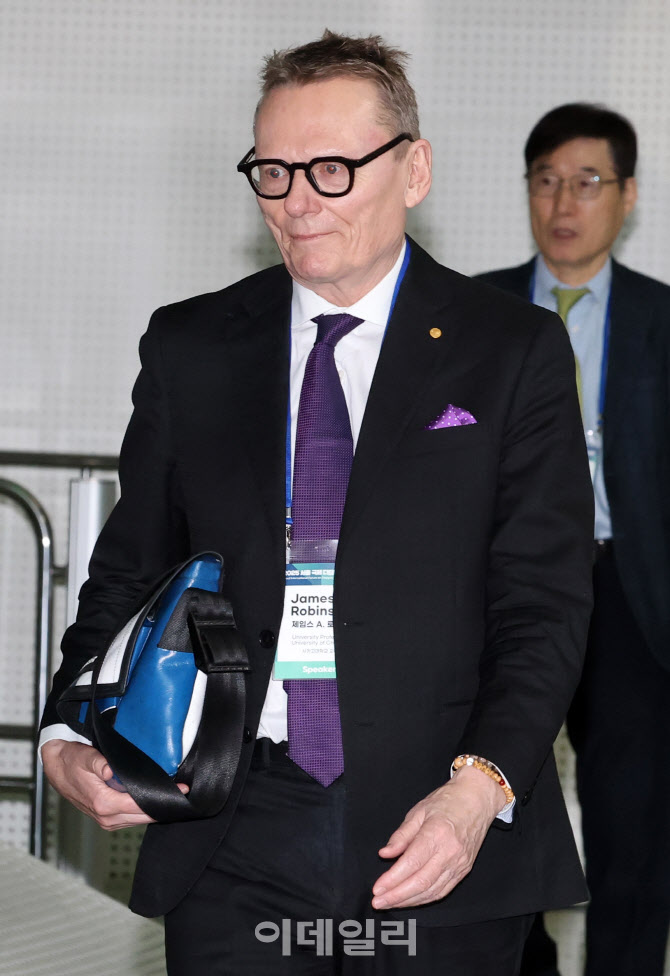 [포토]2025 서울 국제 디딤돌소득 포럼 찾은 노벨경제학상 수상자 제임스 로빈슨 교수
